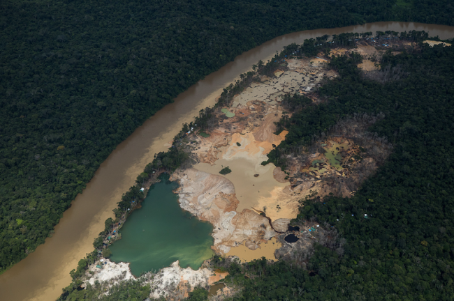 Minería ilegal en el Río Uraricoera River, Tierra Indígena Yanomami, el 30 de abril 2021. (Bruno Kelly / Amazônia Real / CC BY-NC-SA 2.0)