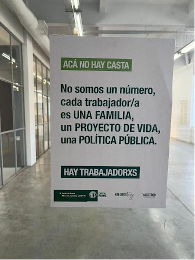 Afiche realizado por los trabajadores de ATE, fijado en el ingreso de una de las salas de exposición del Centro Cultural de la memoria Haroldo Conti en el predio de la Ex- Esma (Elisa Muñoz Elgueta) 