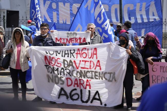 “Drinking water gives us life. Awareness will give us water.” On October 14, 2022, water defenders protested in front of the Azuay Provincial Court of Justice where the last hearing to stop mining in the Kimsacocha moors took place. (Foa Azuay)
