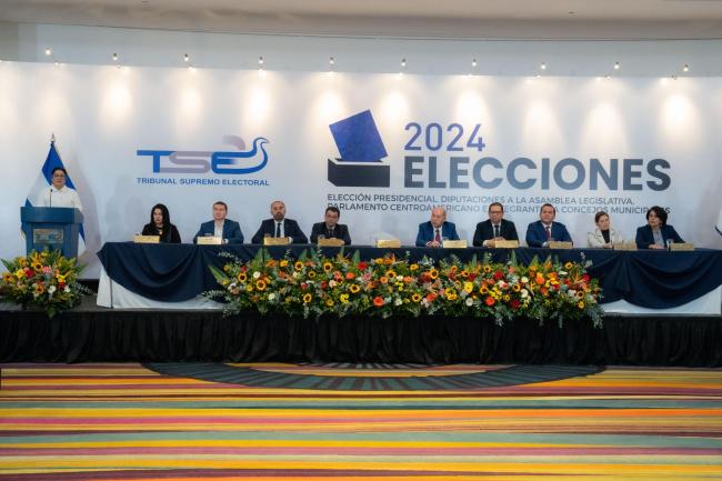 El Salvador’s Supreme Electoral Court (TSE) is the top electoral body. Presiding judge Dora Esmeralda Martínez de Barahona is at the podium. At the table are other members and deputies. El Salvador, February 2024. (TSE / Flickr / PDM 1.0 DEED)