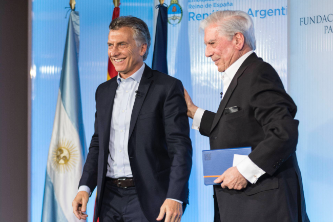 Mario Vargas Llosa junto al entonces presidente argentino Mauricio Macri, en febrero de 2017. (CASA ROSADA / CC BY 2.5 AR DEED) 