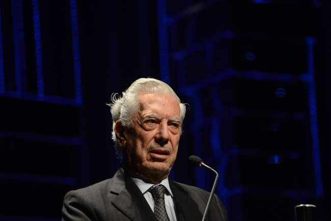 Mario Vargas Llosa dando un discurso en Porto Alegre, Brasil, 2016. (FRONTEIRAS DO PENSAMENTO / LUIZ MUNHOZ / CC BY-SA 2.0 DEED)