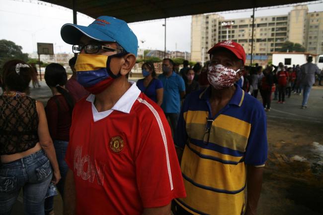 Venezuelans wait in line during the National Assembly elections, December 6, 2020. (Humberto Matheus / Shutterstock)