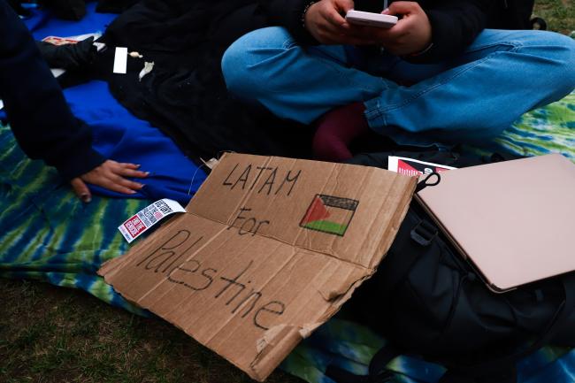 Un cartel de dice 'Latam por Palestina' en inglés junto a las latinas entrevistadas en la universidad de Columbia el 19 de abril, 2024. (Mariana Navarrete Villegas)