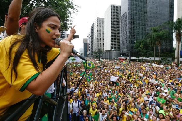 Figure 2: Singer Wanessa Camargo performs the National Anthem for a largely white crowd in São Paulo, March 15, 2015 (Source: Vanessa Carvalho / BPP / AGNEWS)
