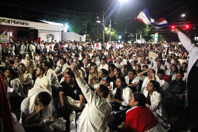Students protest in Asunción on April 16. (William Costa)