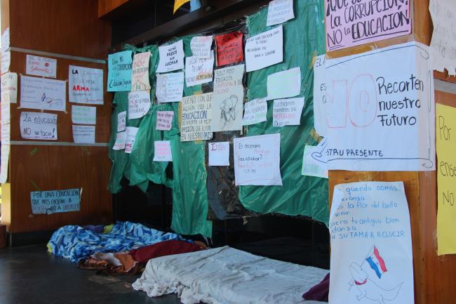 Students occupied the vice-chancellor’s office at the National University of Asunción. They kept guard day and night outside the entrance and covered the building with protest posters. (William Costa)