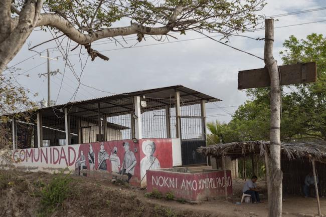 Mural of the community security checkpoint of Xayakalan, where in addition to the communal guard, you can see Don Trino, one of the people who advocated for the recuperation and who was assassinated on December 6, 2011, on these very lands. (Regina López)