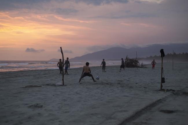 Youth organize soccer matches at sunset on the recuperated beach in Xayakalan. (Regina López)