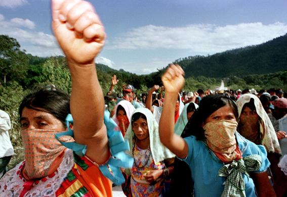 Zapatisti contro l'esercito messicano durante il corteo che ha portato al cimitero la salma di Guadalupe Méndez López, assassinata da elementi della Pubblica Sicurezza (SP), Chiapas, gennaio 2005. (Oriana Eliçabe / Flickr / CC BY-NC- HS 2.0)