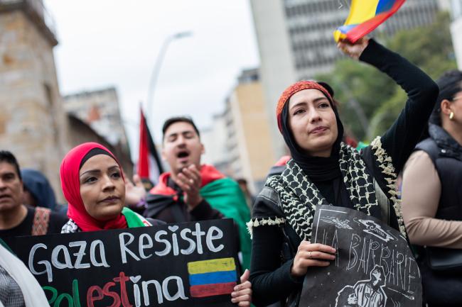 Demonstrators in Bogotá march in support of Palestine and call for a ceasefire on October 21. ( Katerine Lara Rojas, @katlarojas)