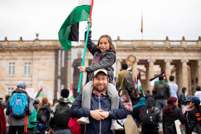 A father and child at the October 21 March for Life demonstration in Bogotá. Beginning at the Palestinian Embassy, the event included a collection of humanitarian aid to be send to Gaza. (Katerine Lara Rojas, @katlarojas)