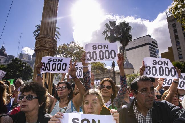 "SON 30.000" Los manifestantes respondieron a las acciones del gobierno actual derechista que defiende a la dictadura militar. (Lucas Vallorani)