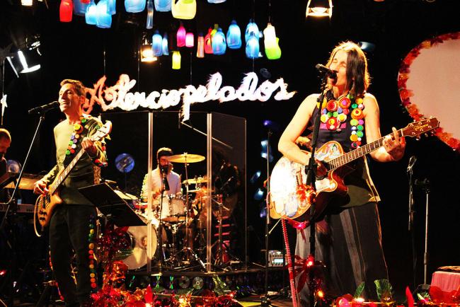 The Colombian rock band Los Aterciopelados performs in 2015. (Juan Andrés Moreno, Wikimedia Commons)