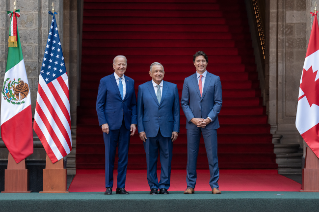 Joe Biden, Andrés Manuel López Obrador y Justin Trudeau en el cumbre de "los tres amigos", Ciudad de México, el 10 de enero 2023. (Official White House photo by Adam Schultz / Public Domain)