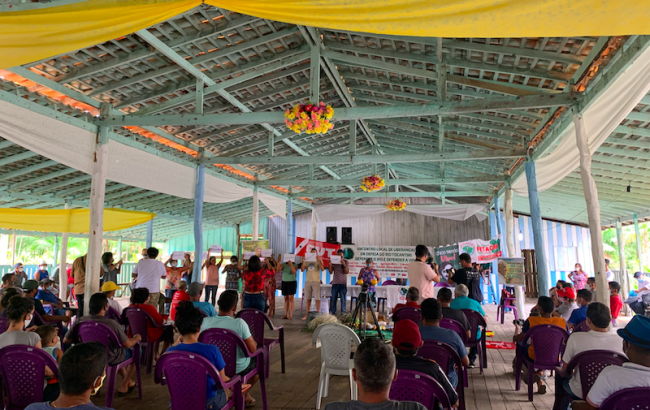 Jovens integrantes da caravana de barcos realizam apresentação sobre o Rio Tocantins para uma multidão de famílias de comunidades do município de Cametá, 31 de janeiro de 2022. (Claudia Horn)