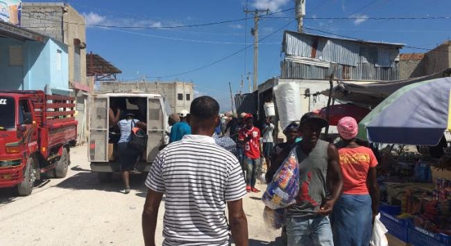 Haitians buying and selling at the border market in Jimaní, Dominican Republic (Kendall Medford)