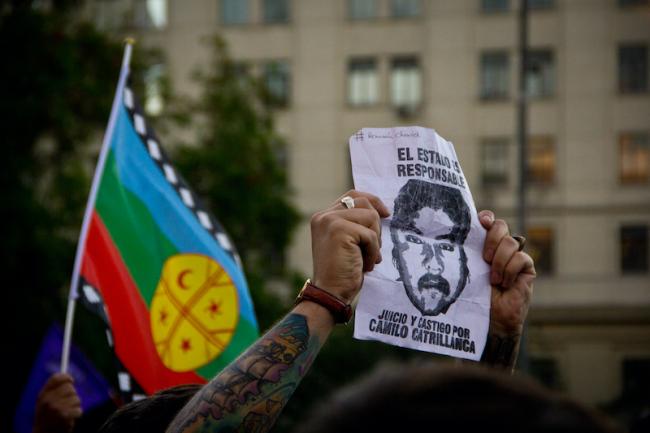 “The state is responsible.” A person holds up an image of Camilo Catrillanca, a Mapuche farmer shot dead by police, during a demonstration on November 19, 2018, days after Catrillanca’s killing. (Diego Ojeda / CC BY-NC 2.0)
