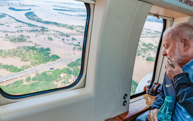 President Luiz Inácio Lula da Silva flies over Canoas, Rio Grande do Sul, to observe areas affected by floods, May 5, 2024. (Ricardo Stuckert / PR / CC BY-ND 2.0 DEED)