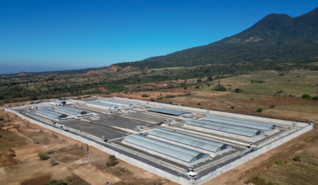 Vista aérea del Centro del Confinamiento del Terrorismo (CECOT) en El Salvador, 2023. (La Prensa Gráfica / Youtube / CC BY 3.0)