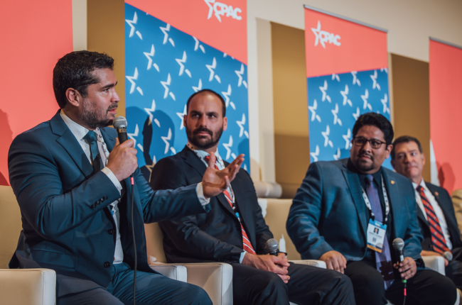 Eduardo Verástegui of Mexico (left) speaks alongside Eduardo Bolsonaro of Brazil (second left) at CPAC in Florida, February 26, 2022. (VOX ESPAÑA / CC0)
