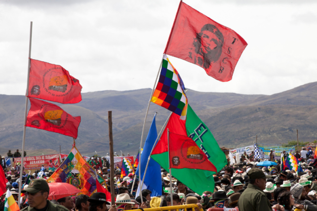 Las banderas de los movimientos sociales convocados para la inauguración del presidente Evo Morales en el sitio sagrado de Tiwanaku, Bolivia, 21 de enero 2015. (David G. Silvers / Cancillería Del Ecuador / CC BY-SA 2.0)  