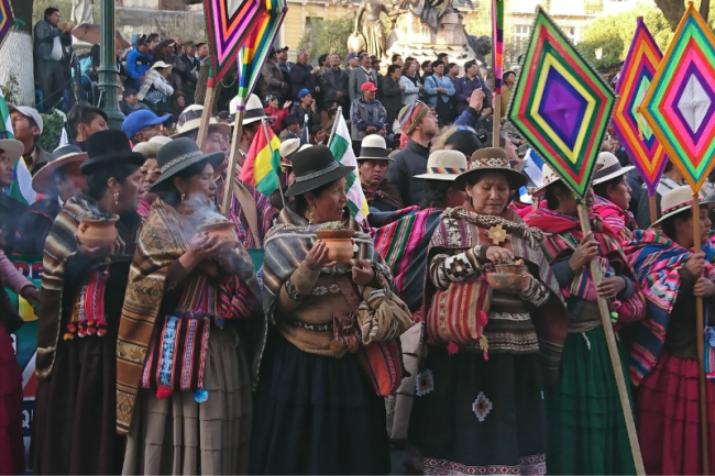 Amautas (líderes espirituales aymaras) en la Plaza Murillo, el sede de gobierno, en La Paz, Bolivia, 2018. (Caleidoscopic / CC BY-SA 3.0) 