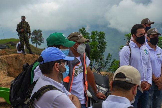 Un soldado vigila una reunión entre líderes de organizaciones de víctimas y agencias del estado participando en la implementación de los acuerdos de paz en Briceño, Antioquia. (Alex Diamond)