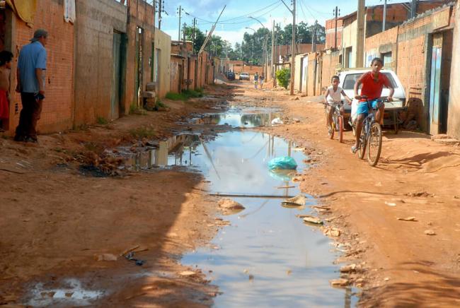 A lack of basic sanitation in urban peripheries and favelas is illustrative of environmental racism. (Jeso Carneiro)