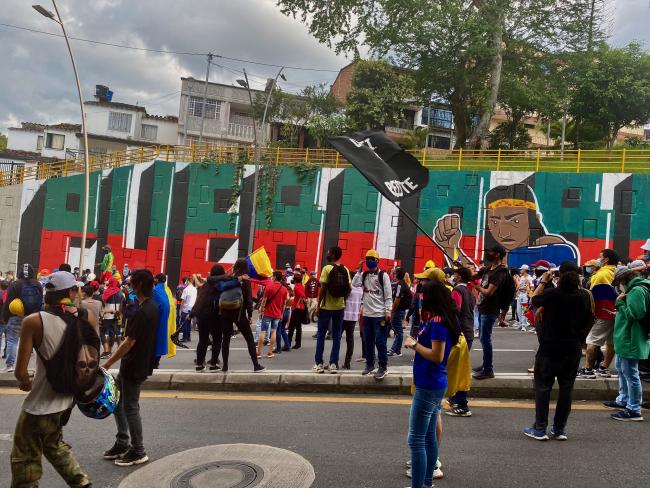A group of protestors dance, chant, and sing in a weekly march in Bucaramanga. Musicians arrived with wind instruments and drums to keep the energy up. (Emma Banks)