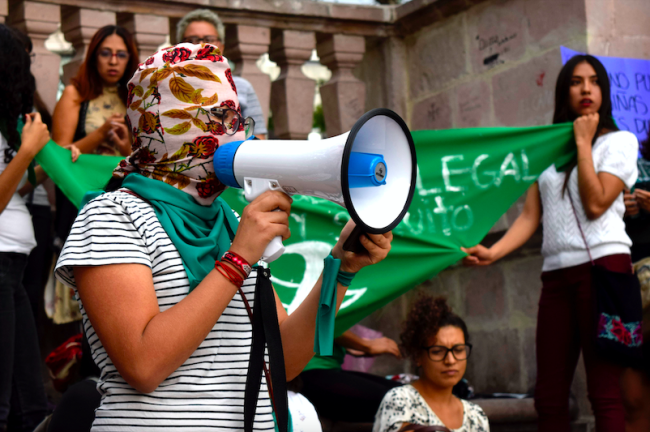 Feministas mexicanas se manifiestan en solidaridad con la lucha de feministas argentinas a favor del aborto libre, en Aguascalientes, México, el 8 de agosto de 2018. (Itandehui Tapia / CC BY-SA 4.0)