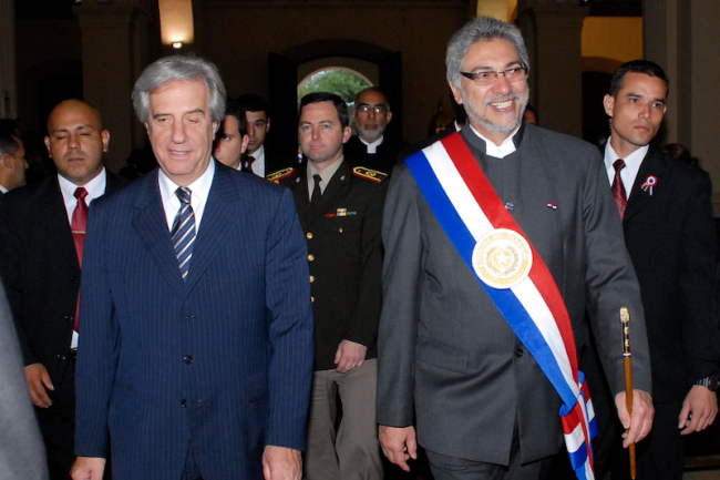 El Presidente Fernando Lugo, a la derecha, acompañado por el uruguayo Tabaré Vázquez, celebra el Día de la Independencia de Paraguay en Asunción, el 14 de mayo de 2009. (Juan Alberto Pérez Doldán / Flickr / CC BY 2.0 DEED)