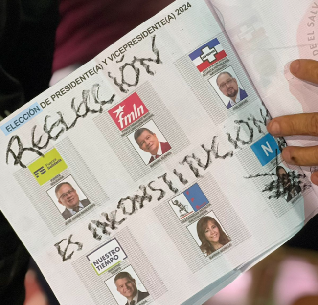 Un boleto electoral presidencial marcado con las palabras "La reelección es inconstitucional" durante las elecciones del 4 de febrero. San Salvador. (Julia Gavarrete)