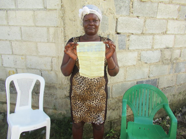Marie, la hermana de Robert Gabard, presenta el certificado de defunción de su hermano. Gabard murió el 24 de enero 2023 poco antes de que llegara a su casa después de su deportación a Haiti. (Simón Rodríguez)