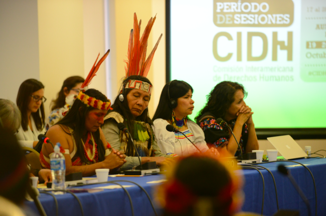Patricia Gualinga habla en la Comisión Interamericana de Derechos Humanos (CIDH)con otros líderes indigenas de Ecuador, 2015. (Daniel Cima / CIDH / CC BY 2.0)