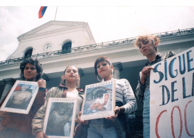 Plantón en la Plaza Grande de Quito (1999), por las represiones y persecusiones que continuaban a pesar de la despenalización de la homosexualidad. (Archivo Purita Pelayo)