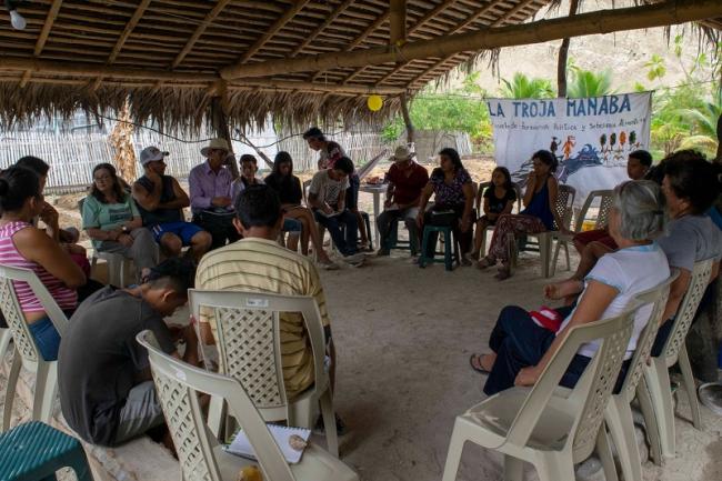 A gathering of of the Troja Manaba, a grassroots school that offers training in agricultural techniques for food sovereignty in Manabí, Ecuador (La Troja Manaba)