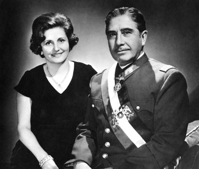 María Lucía Hiriart Rodríguez and her husband Augusto Pinochet circa 1974 (Biblioteca del Congreso Nacional de Chile, Wikimedia)