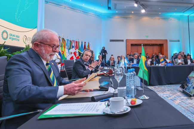 Luiz Inácio Lula da Silva habla en el cumbre de la Comunidad de Estados Latinoamericanos y Caribeños (CELAC) en Buenos Aires, Argentina, el 24 de enero 2023. (Ricardo Stuckert / PR / CC BY 2.0)