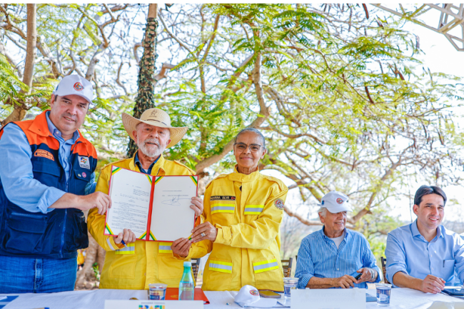 President Luiz Inácio Lula da Silva signs into law a national policy for forest management and announces measures to combat fires in the Pantanal region, July 31, 2024. (Ricardo Stuckert / PR / CC BY-ND 2.0)