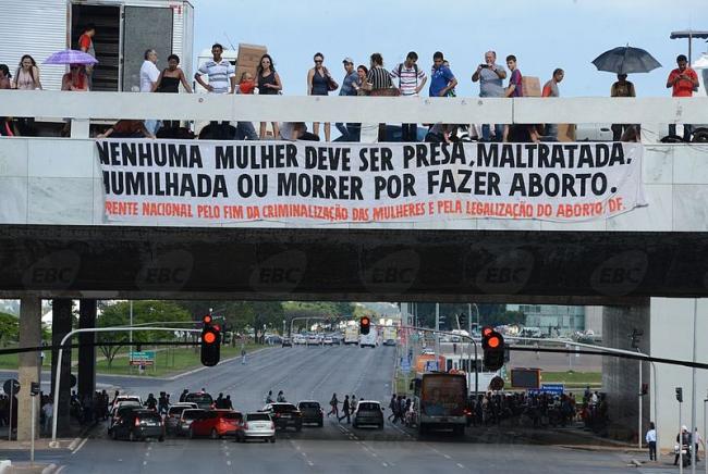 A banner calling for legal abortion in Brazil reads “No woman should be imprisoned, mistreated, humiliated, or die for having an abortion.” (Agência Brasil, Wikimedia Commons).