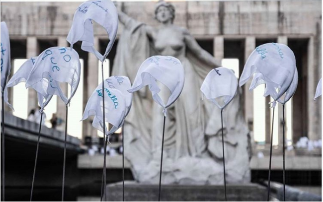 El Museo de la Memoria en Rosario, Argentina comemoró el Día Nacional de la Memoria por la Verdad y la Justicia con pañuelos blancos (Museo de la Memoria).