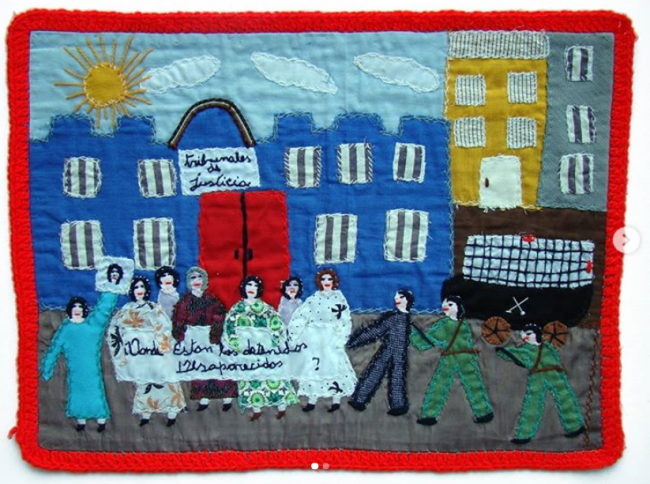 Una arpillera de Chile con el lema “¿Dónde Están los Detenidos Desaparecidos?” Fondo Marijke Oudgeest. (Museo de la Memoria)
