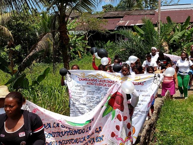 A march on the Naya River during an event for women's rights (Photo: Conpazcol, Communities Contruyendo Paz en los Territorios).