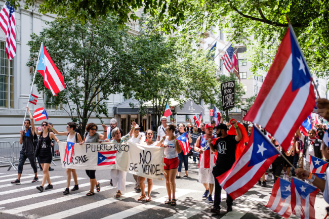 “Puerto Rico no se vende.” El Día de Puerto Rico, Ciudad de Nueva York, 2017. (Eric Purcell / CC BY-NC 2.0)