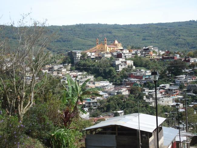 Vista del municipio de Tila, en el estado de Chiapas, escenario de una incursión armada en junio que provocó el desplazamiento de miles de residentes. (Angelvlz / Wikimedia Commons / CC BY 3.0).