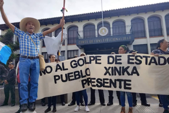 Xinka community members lift a banner in front of the Constitutional Court: "No to the coup d'état. Xinka people present," October 20, 2023, the anniversary of the October Revolution of 1944. (Glenda María Alvarez Salazar, Santa Rosa community journalist)