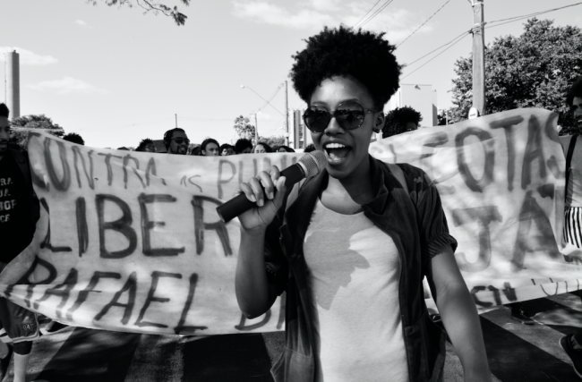 Students hold an anti-racist march at the State University of Campinas (UNICAMP) to condemn comments from a professor mocking affirmative action quotas, June 21, 2017. (Rafael Kennedy / Mídia Ninja / CC BY-NC-SA 2.0)