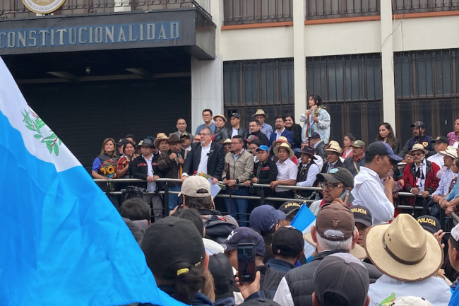 President- and vice president-elect Bernardo Arévalo and Karin Herrera meet with Luis Pacheco of the 48 Cantones and other Indigenous authorities in front of the Constitutional Court in support of a peaceful transition of power, December 7, 2023. (NISGUA)