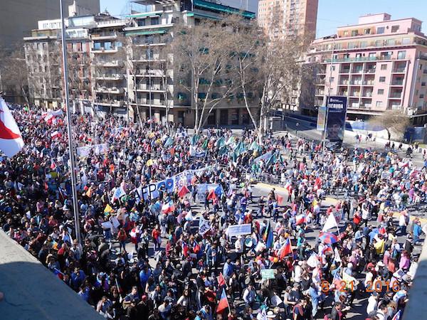 Hundreds of thousands of Chileans protest the privatized pension system in Santiago in August 2016. (Photo by J. Patrice McSherry)